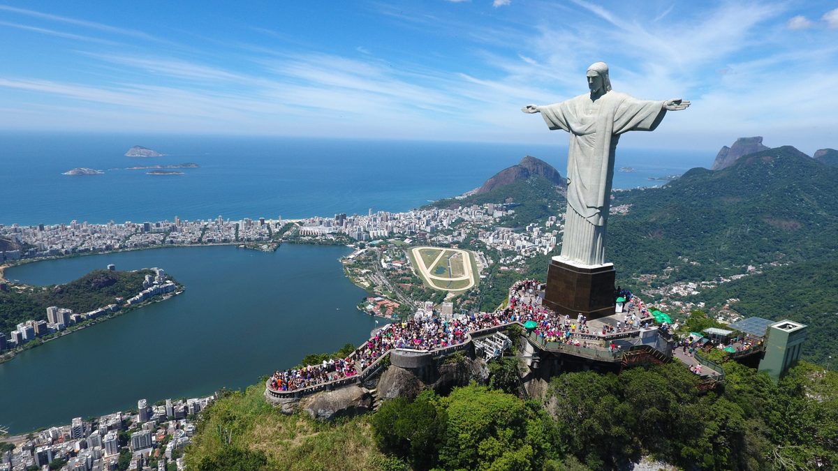 Vista do Rio de Janeiro com Pão de Açúcar e mar