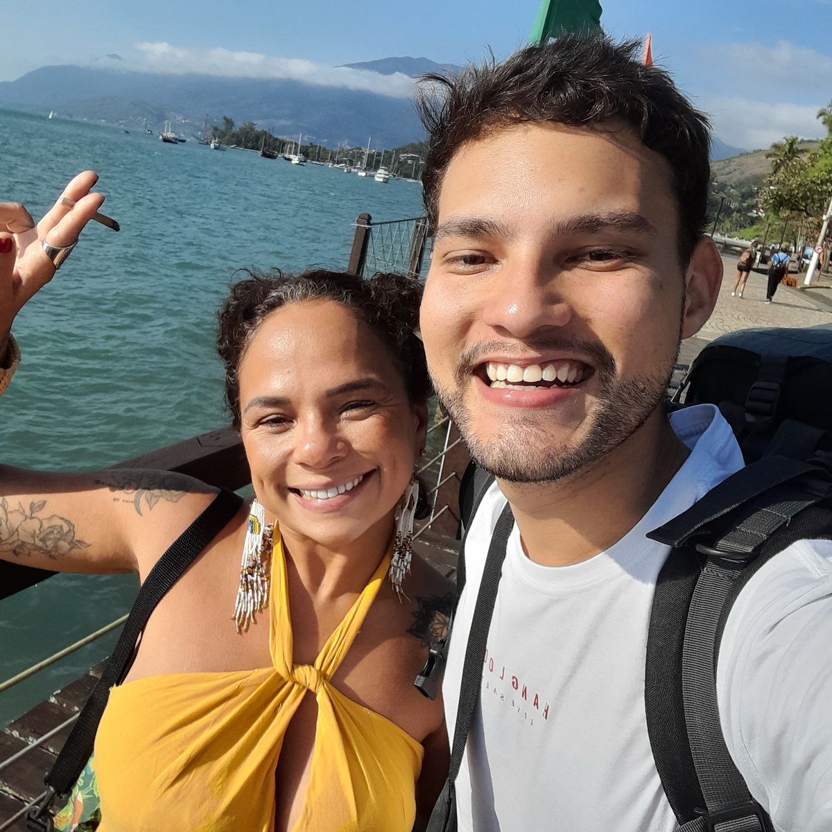 Felipe sorrindo com clientes ao final de excursão bem-sucedida